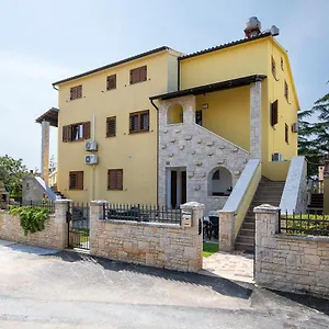 Dadic With Parking & Playground Medolino